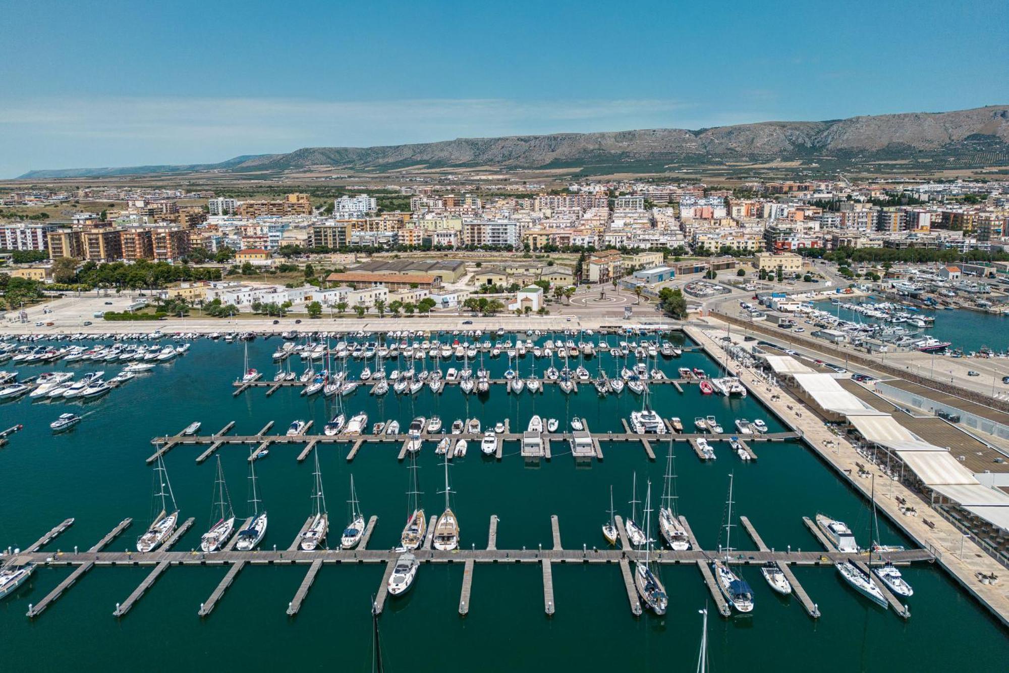 Marina Del Gargano Houseboat Otel Manfredonia Dış mekan fotoğraf